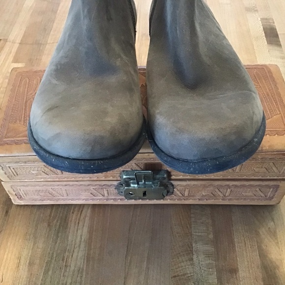 Clarks Wilrose Frost Taupe suede finish leather side zip gum sole boot 8.5 / 9 - Picture 2 of 15